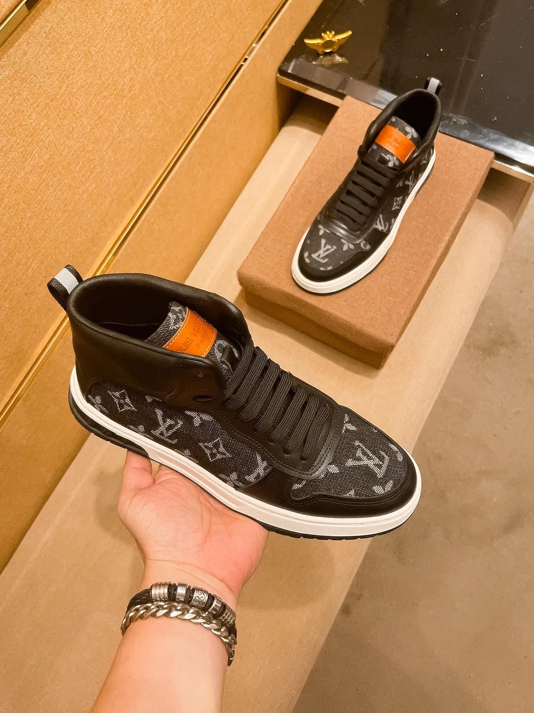 Men's shoes 💰 440💰【 LV 】🔥 Louis Vuitton, high-end men's shoes brand, official website 1:1 latest masterpiece: the upper is made of first-layer cowhide imported from Italy with a comfortable and breathable lining➕original non-slip and wear-resistant outsole🔥, making walking more convenient and comfortable! An exclusive new model, a stunning work, a beautiful 1:1 replica [color] compared to the official quality! Create a fashionable personality to set off your uniqueness! A must-have for trendy men! Classic🔥Size: 38-44 Color: 🔥Multiple colors available🔥